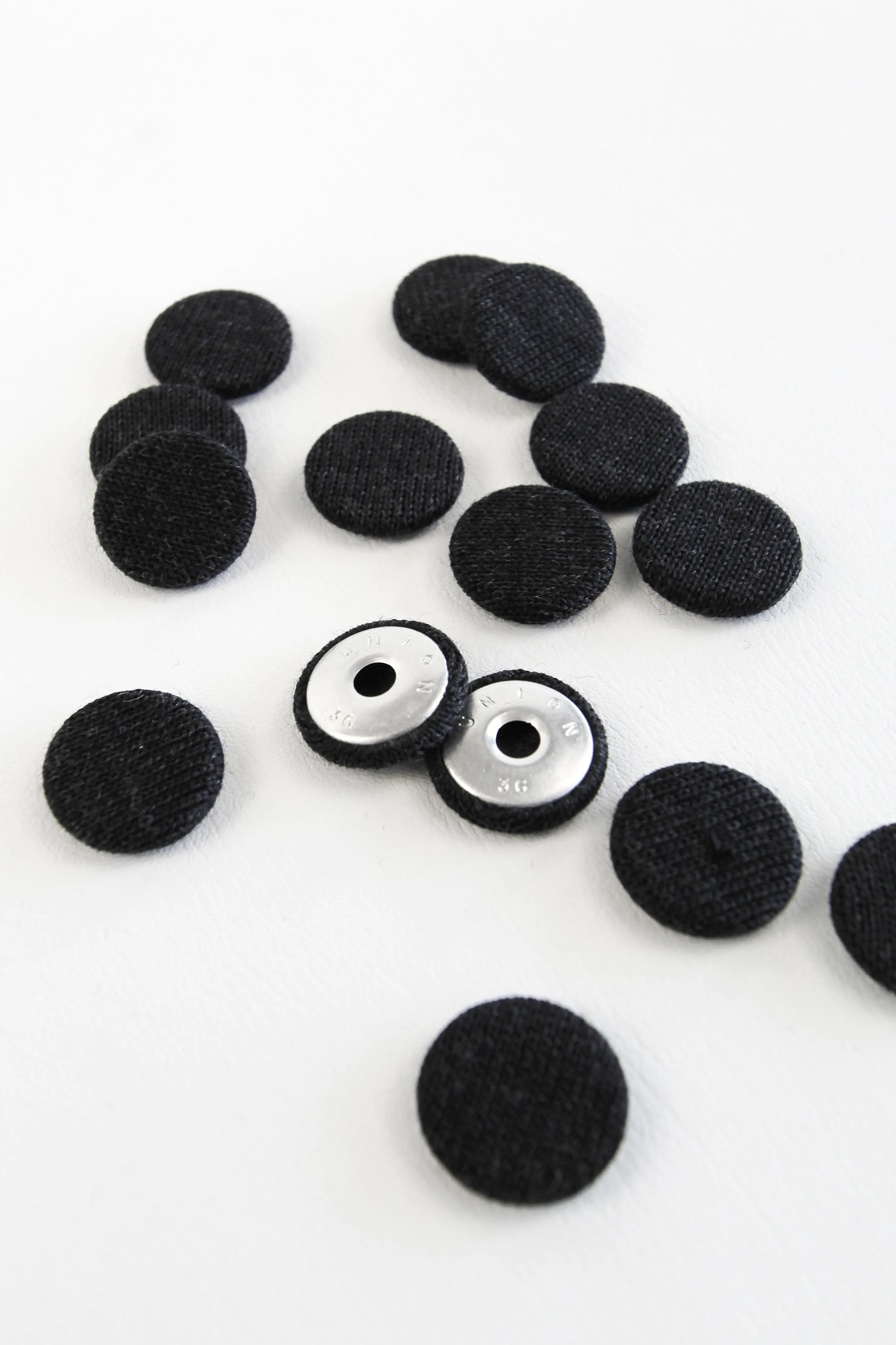 Ex-Des Sew Through Buttons | 25MM Scarlet and Black